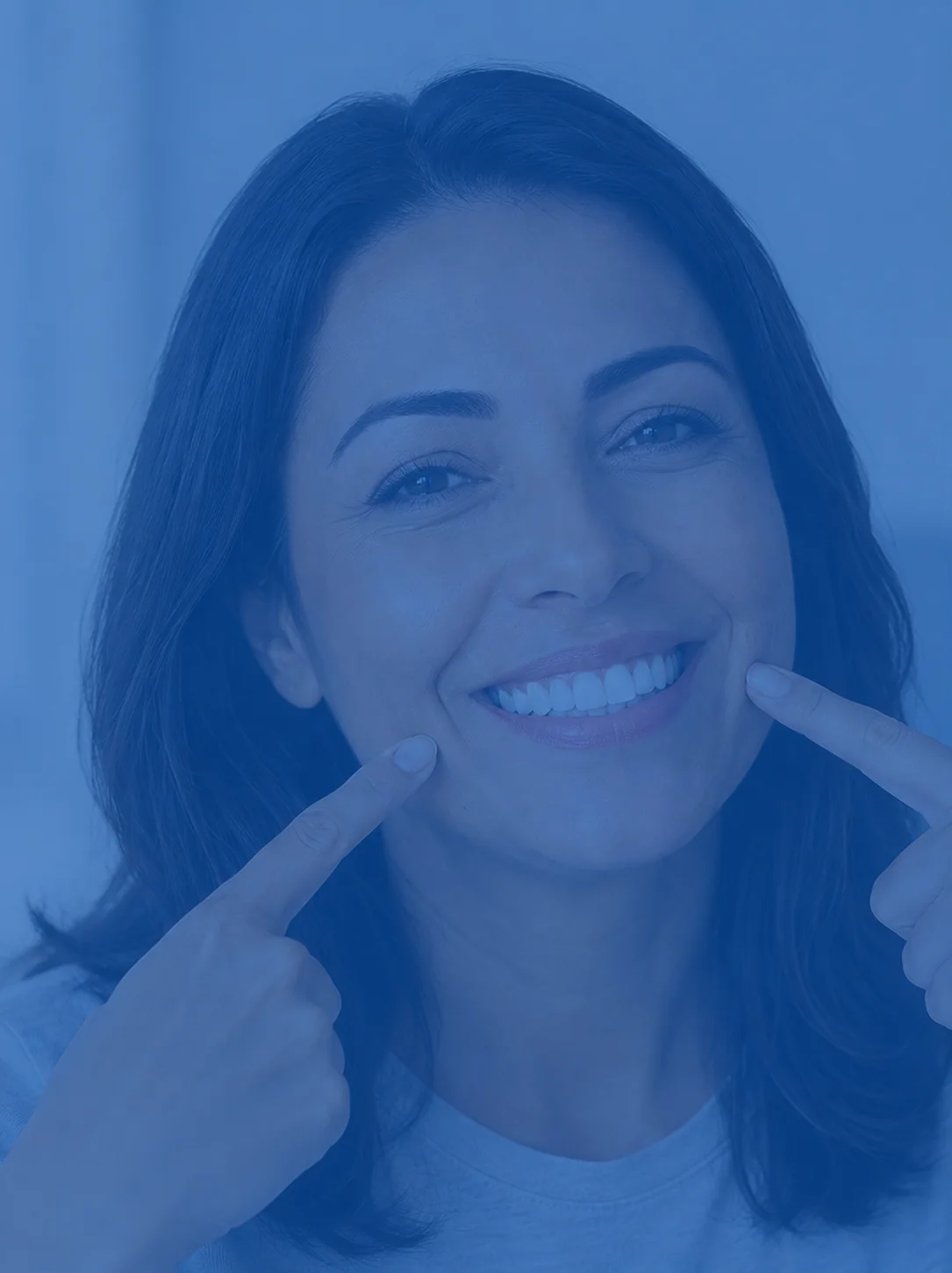 Mulher usando aparelho invisível, satisfeita com o resultado