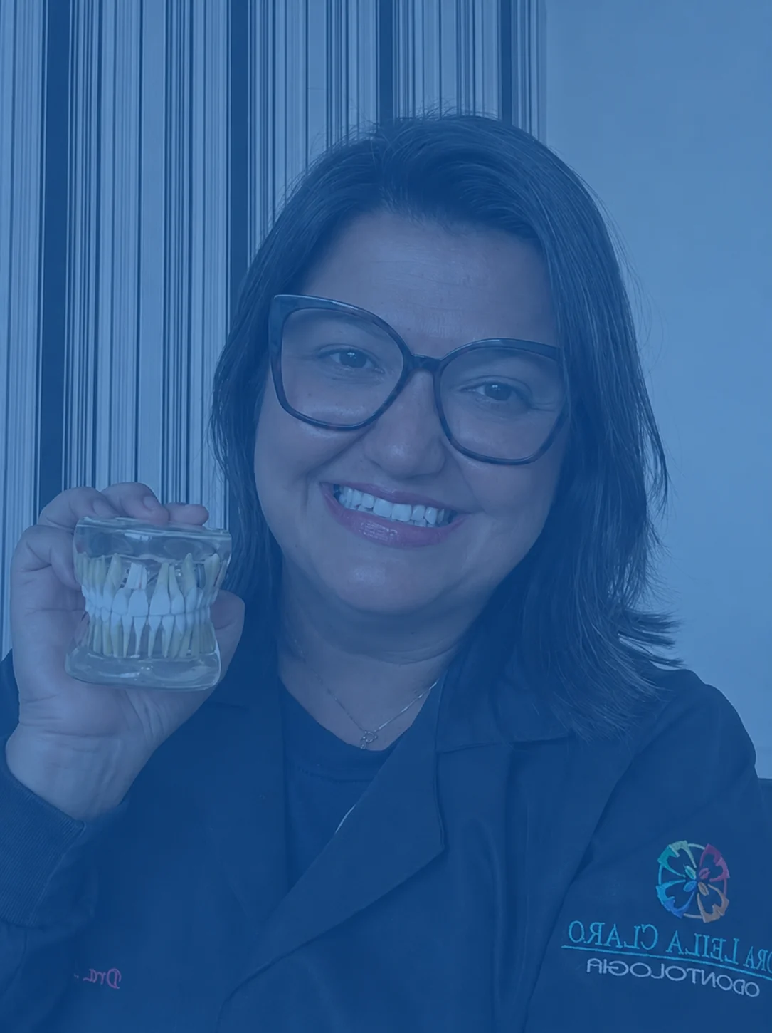 Dra. Leila Claro realizando restauração dental em Santos