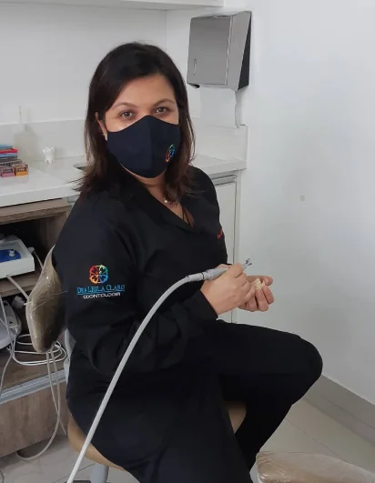 Dra. Leila Claro em atendimento no consultório em Santos - SP